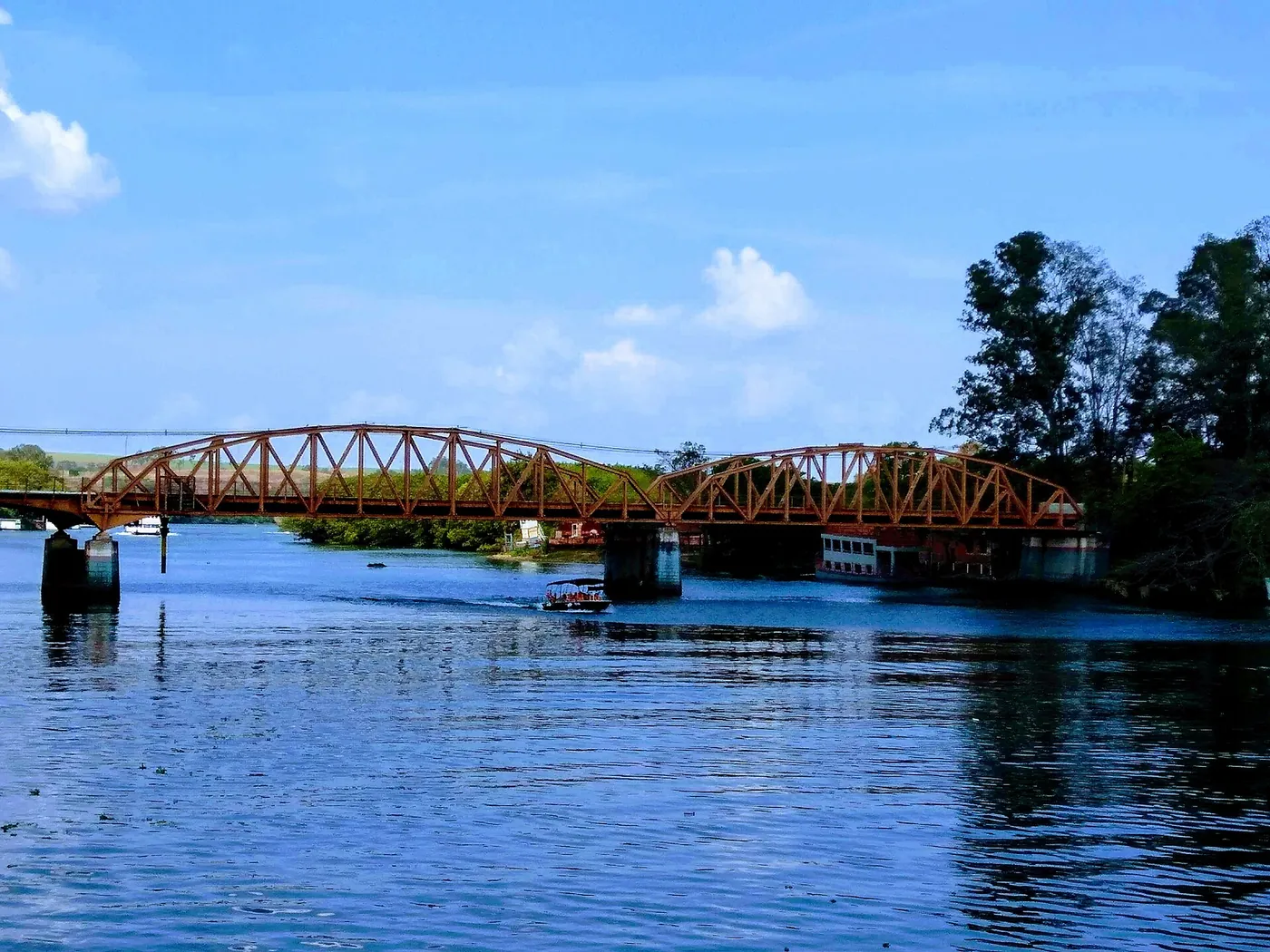 Ponte Campos Salles sobre o Rio Tietê, ligando Barra Bonita e Igaraçu do Tietê